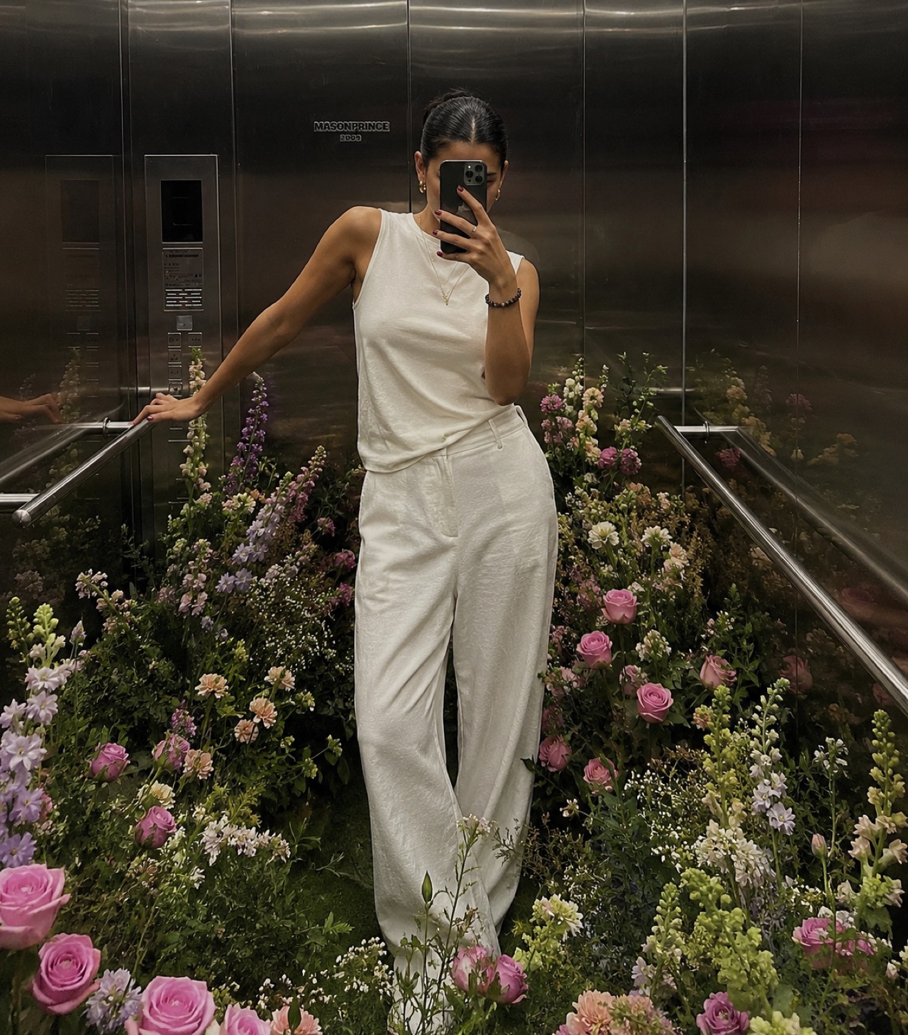 Activación de marca con instalación floral en un elevador